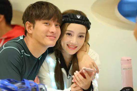 贾乃亮李小璐正式离婚，回顾二人最后同台视频