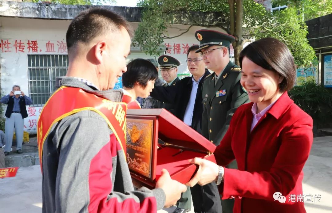 副市长农卓松,市政府副秘书长姚海毅,贵港军分区副司令员袁军,市退役