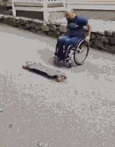 搞笑GIF：你还是不要玩了，你难道忘了你是怎么坐上轮椅的嘛？_段子