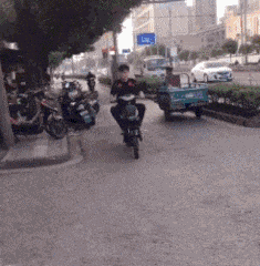 搞笑GIF：电动车吵架，骑着骑着就散伙了_段子