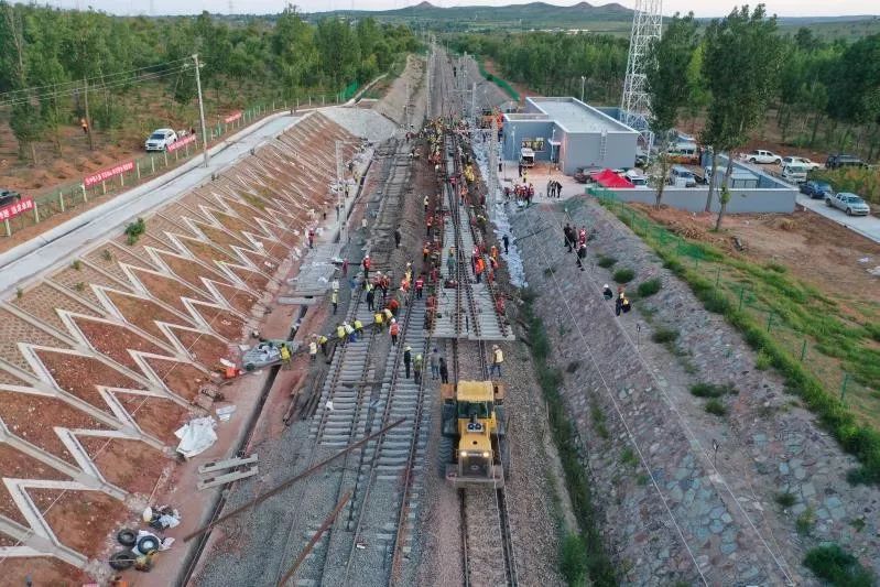 在鄂尔多斯站与包西铁路相接西与东乌铁路相接东与呼(和浩特)鄂(尔