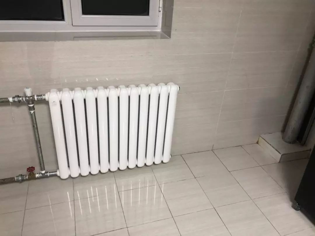 学校还会派出工作人员实地测量各寝室,教室的温度,保证室内暖气供应