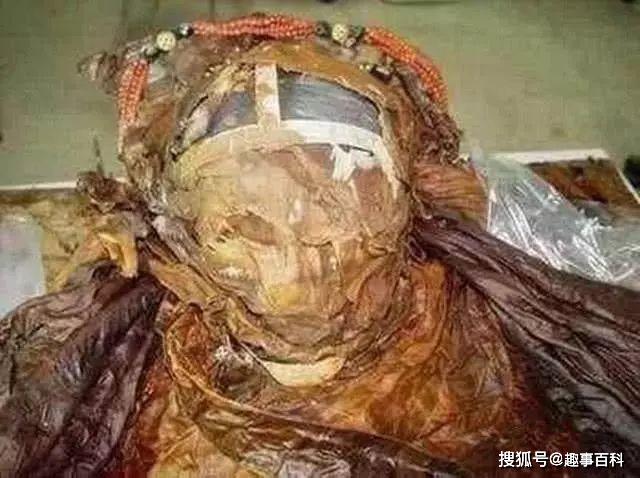 古墓发现蒙面女尸,忽然涌出大量液体,老专家大喊:危险