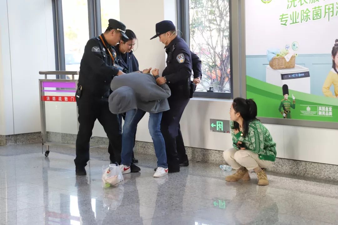 奉浦大道地铁站立即启动轨交反恐防恐现场处置预案疏导站内人群,南桥