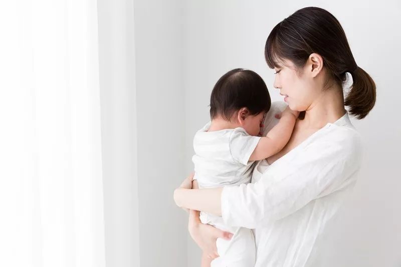 「鸽子医生谈孕育」不能轻视婴儿摇晃症！新手爸怒摇女婴，害视网膜充血