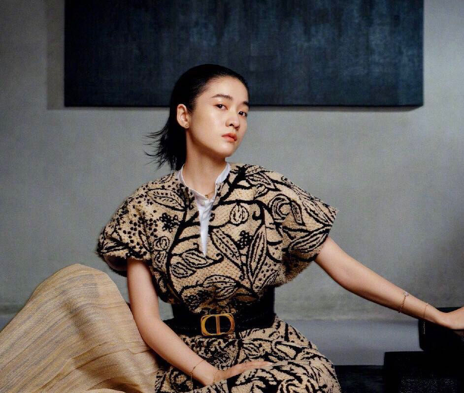 为了能和迪奥保持长期合作关系,张雪迎不仅主动降低自己的身价,还疯狂