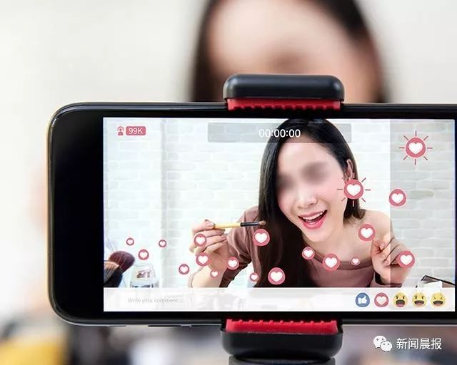 53岁大叔打赏女主播77万,妻子急得告上了法庭