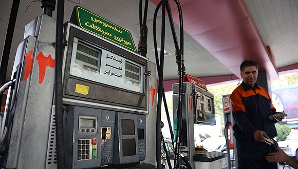 石油收入大跌扛不住了，伊朗宣布实行汽油配给、油价涨一半
