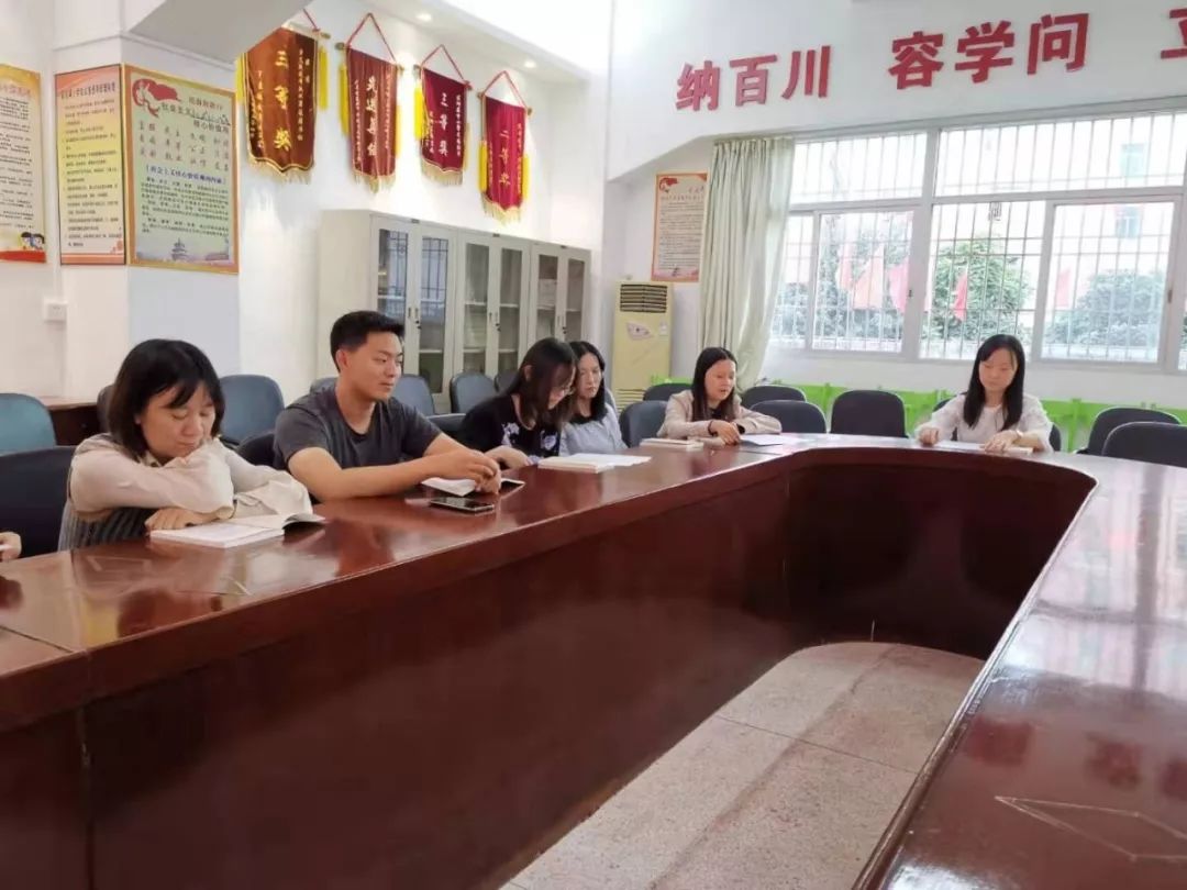 夏桂埔小学党支部开展集中学习暨党员政治生日活动