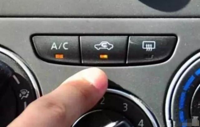 老司机:车上有个隐藏的一键除雾按钮,按下车窗跟新的一样!