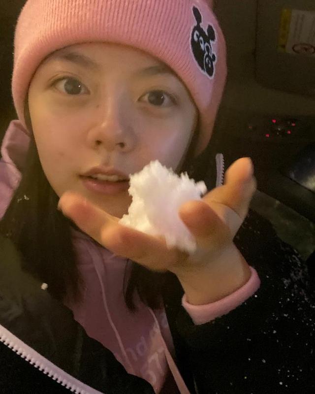 赵今麦晚上不睡觉去玩雪素颜出镜笑容甜大眼睛高鼻梁皮肤超好