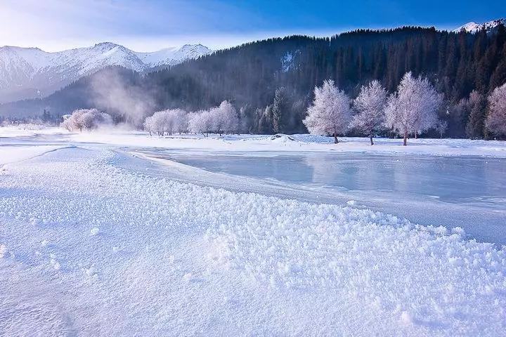 新疆的冬季,天空和大地仿佛离得特别的近,万里晴空,一碧如洗,清澈的蓝