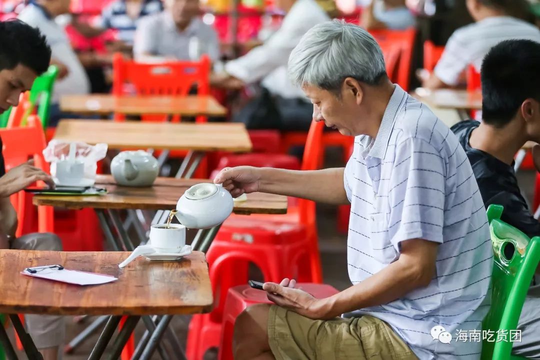 海口生活节奏悠闲,老爸茶文化盛行,加之茶点琳琅满目,现今也深受年轻