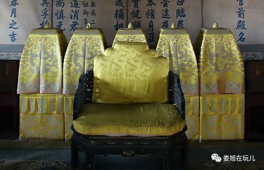 殿中却曾经堂而皇之的摆放过假而且 这种情形在历史上还曾反复上演