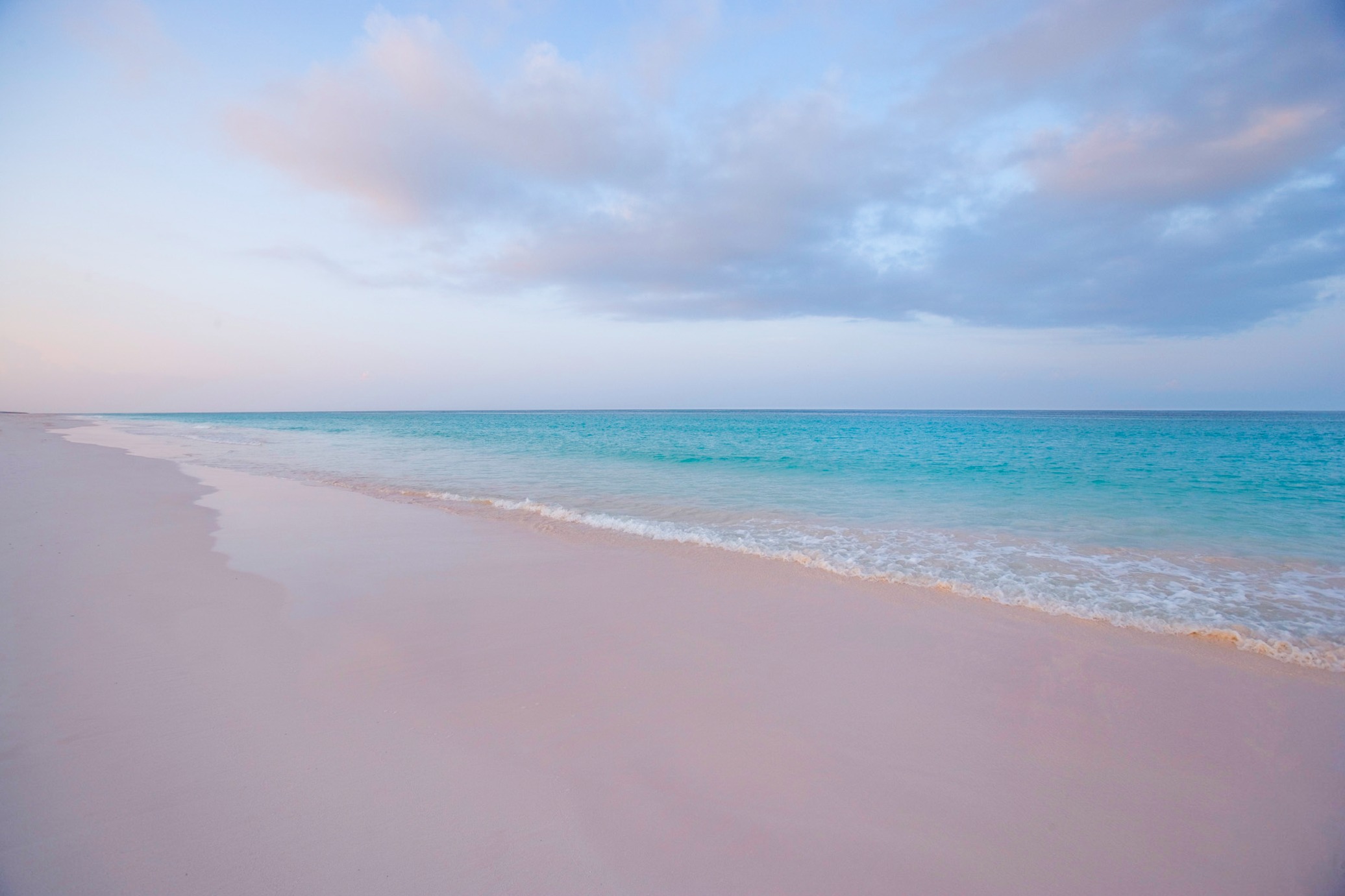 【携程攻略】邓穆尔镇粉色沙滩景点,粉色沙滩位于巴哈马群岛上哈勃岛，被美国《新闻周刊》评选为世界上最…