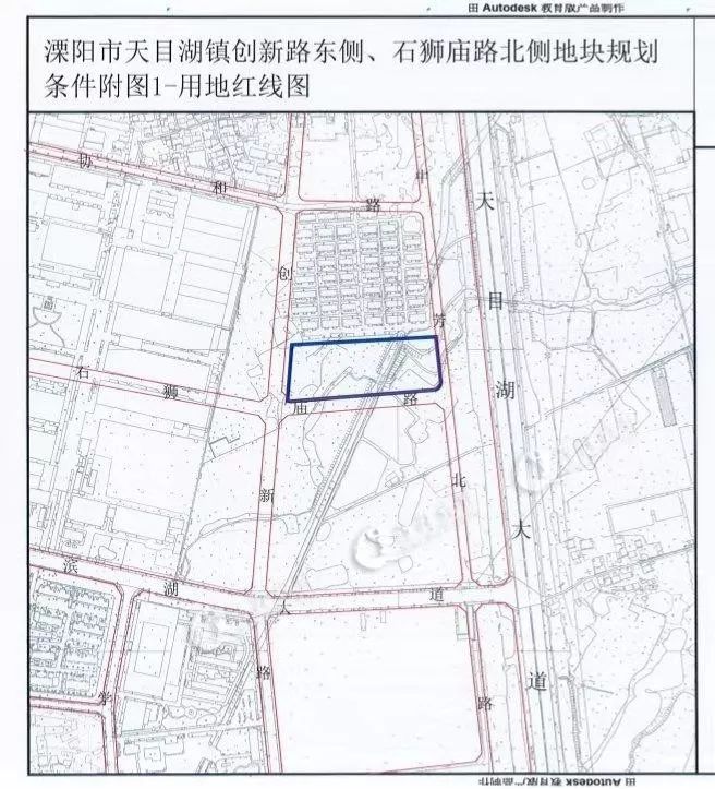 揪心一幕:溧阳一孩子被撞身亡◇一男子在国旗上打广告