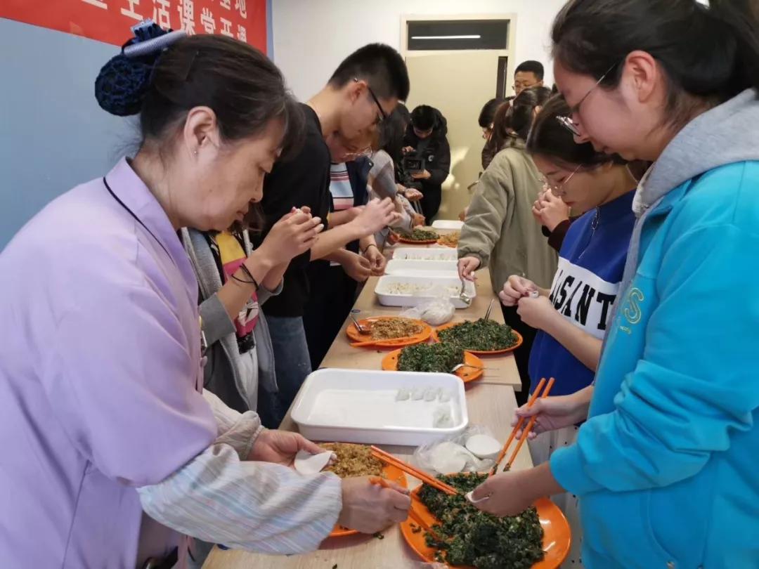 天津大学：天大“小菜园”收获啦！劳动的味道真香！