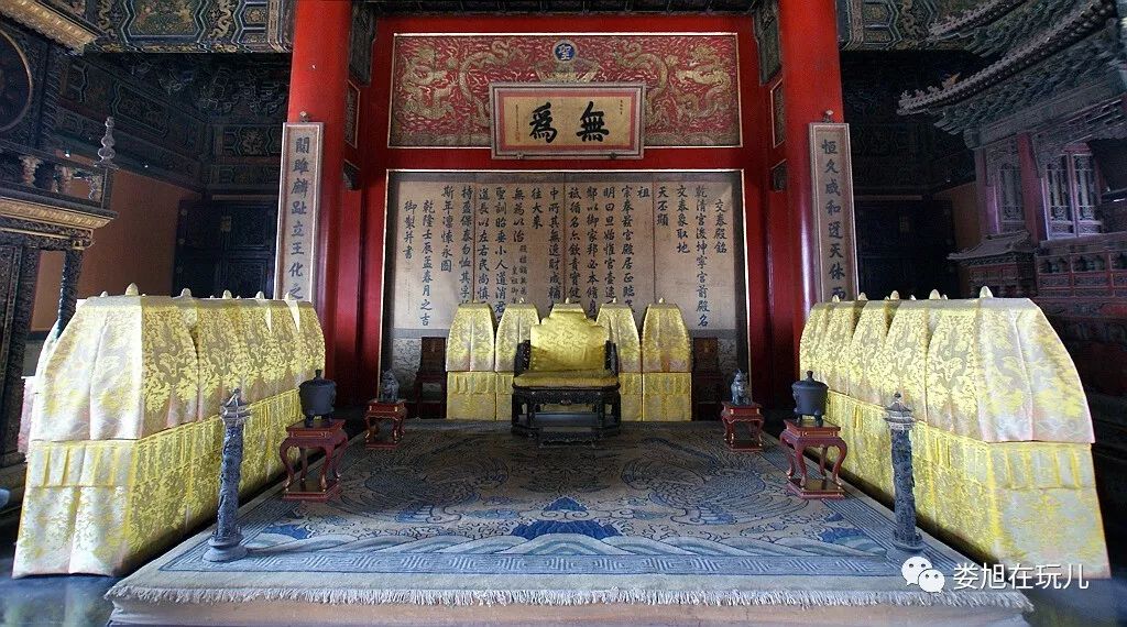 殿中却曾经堂而皇之的摆放过假而且 这种情形在历史上还曾反复上演