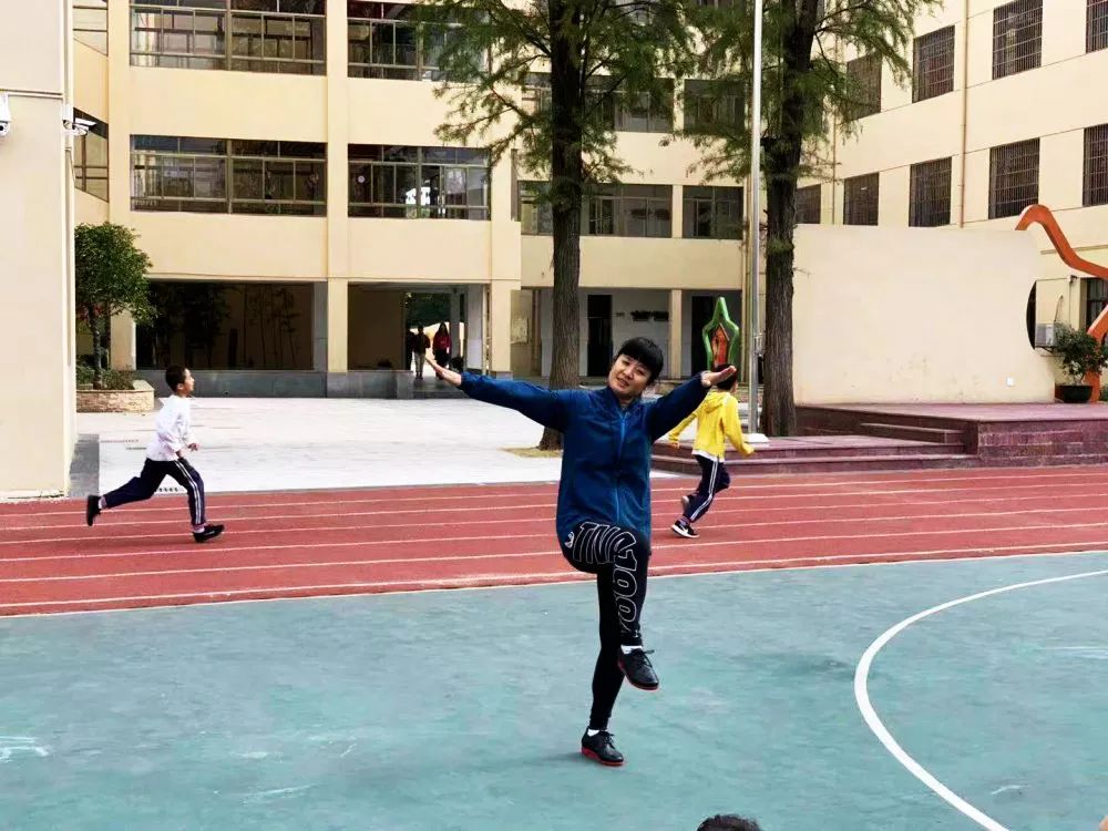 脚踏实干地作为 诚心实意地待人 ----富巷小学优秀党员教师黄建红