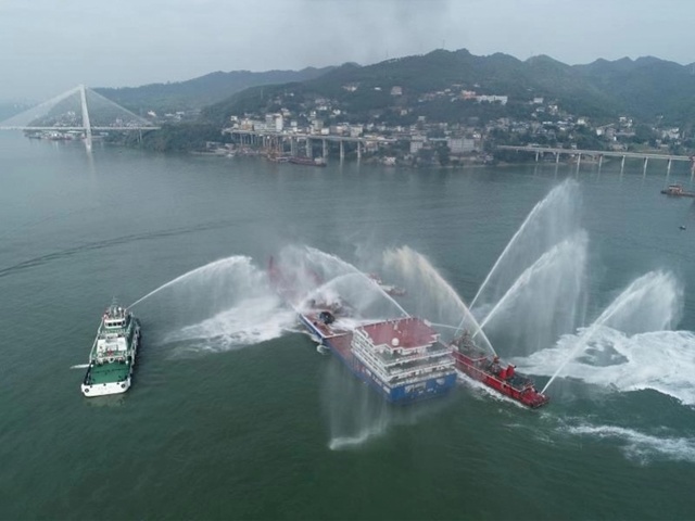 多图直击长江干线重庆段国家级搜救演习！​模拟载客百人船舶遇险