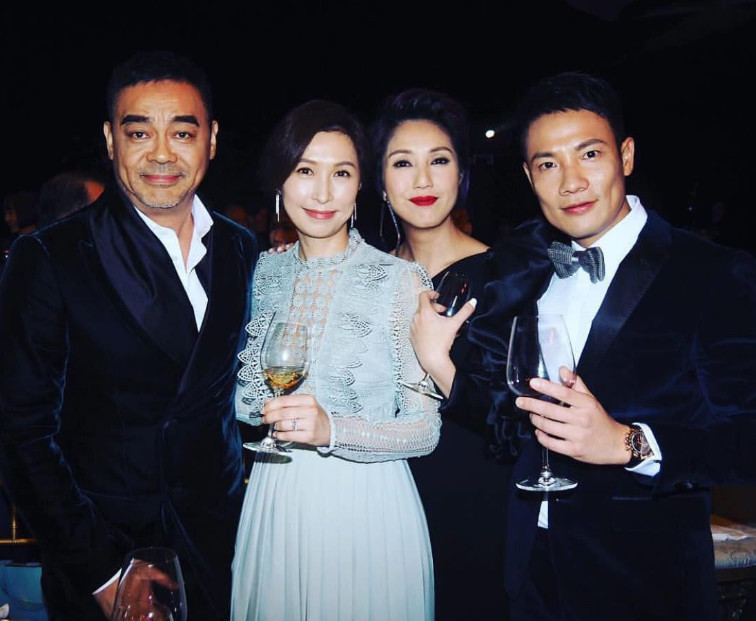 刘青云郭蔼明近照，两人共吃一份西餐，21年丁克