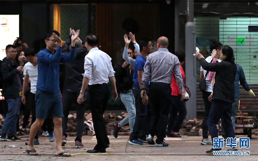 暖心！香港市民自发上街清路障：“他们再设 我