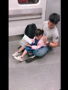 搞笑GIF：地铁上为女儿梳头发的父亲，爱无时无刻都在_哥们