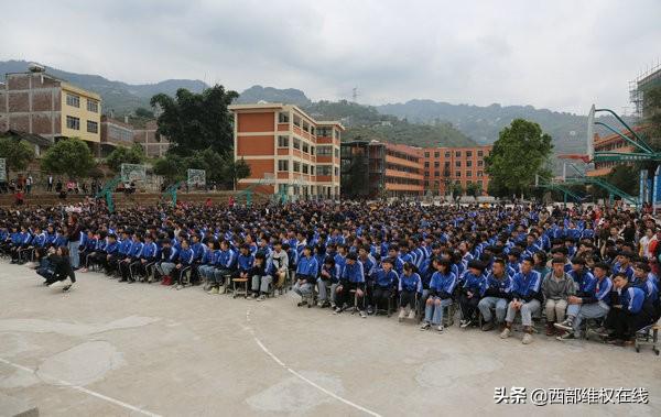 11月15日下午,盐津县人民法院控辍保学巡回法庭走进庙坝中学,公开开庭