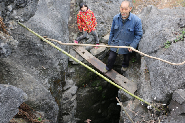 一根棍子两头插入土里猜成语