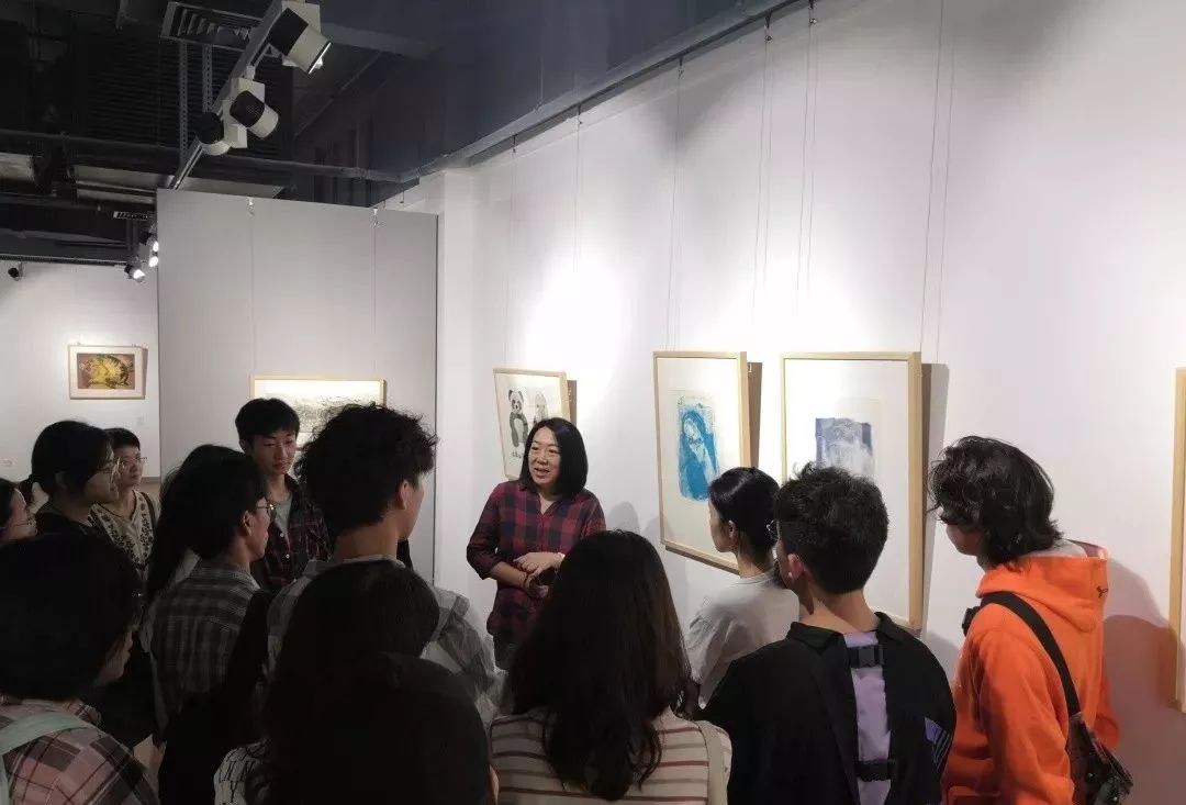 寇疆辉周云蓬-孔国桥展览现场▼中央美术学院文国璋教授观展厦门大学