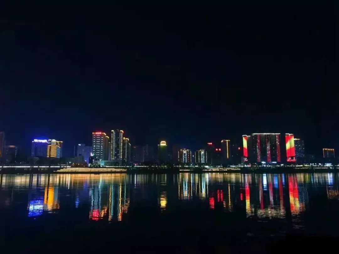 223班,何洪萧涵,《株洲夜景》