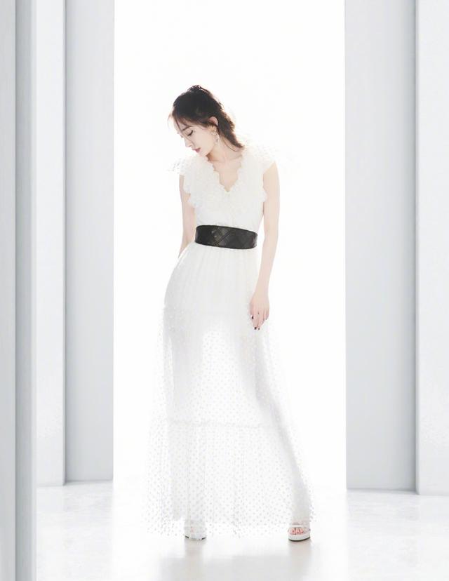 杨幂少女感逆天,穿拼接上衣健美裤,配复古卷