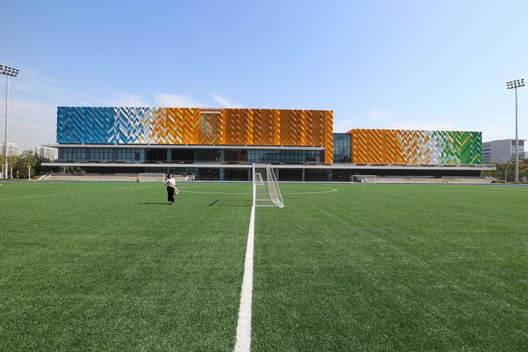 以丰富的色彩细腻的线条点亮校园苏州西交利物浦大学体育馆