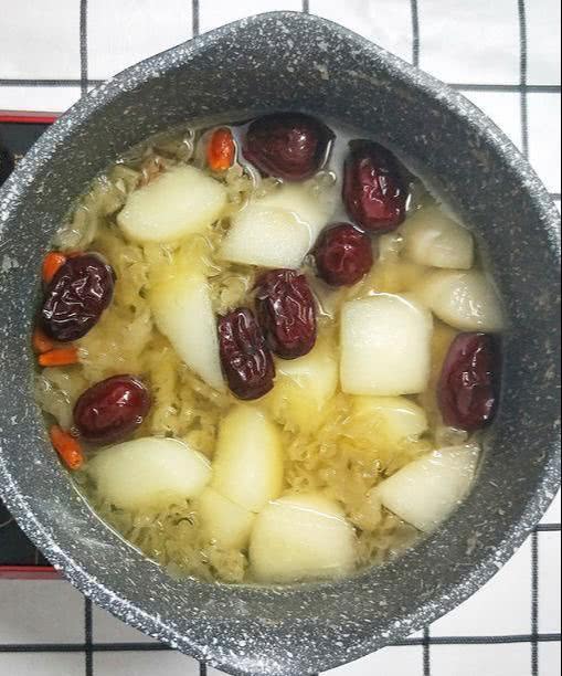 银耳怎么煮比较润肺 6857b5f8ad704dcf8b79bd918b5d073b.jpeg