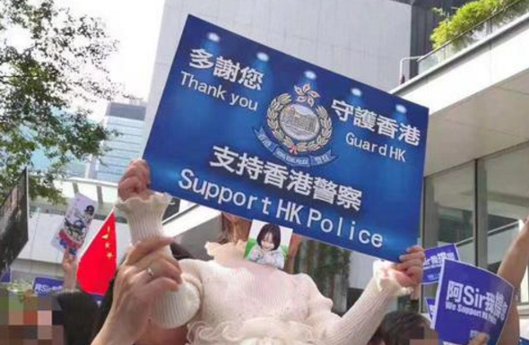 数千香港市民自发上街"撑警"英媒记录警民偶遇时暖心画面