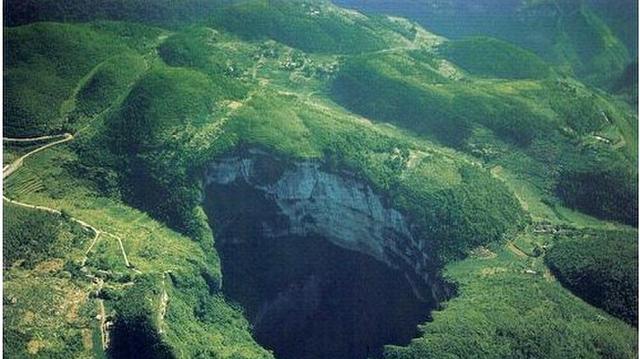 广西那坡发现世界级天坑群,由地下河冲蚀形成,坑中有树高50米