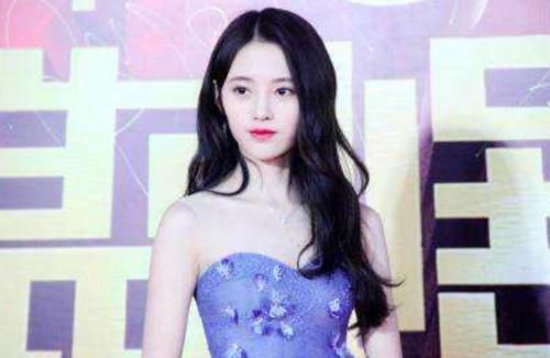 鞠婧祎表演时裙带意外滑落现场尴尬无比网友把持不住