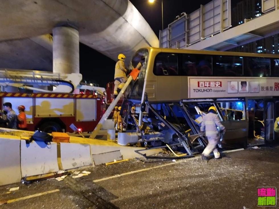 突发！香港一巴士意外撞石墩：车身严重损毁十多人受伤
