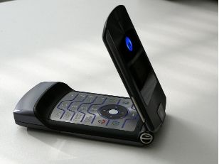 摩托罗拉复活经典“刀锋”翻盖手机！折叠屏加