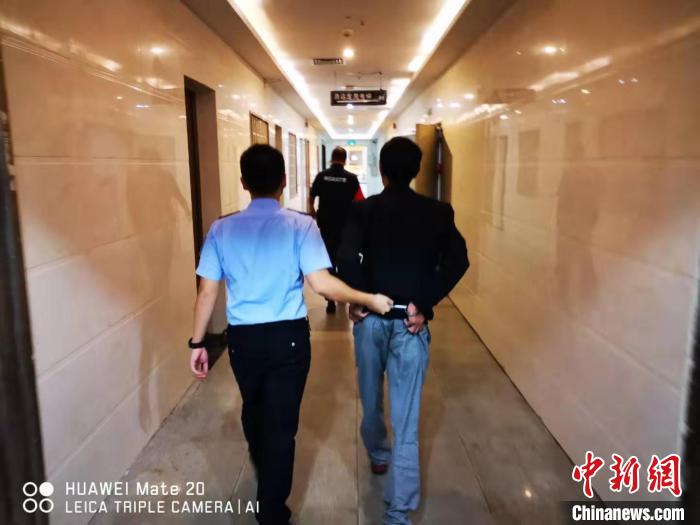 男子豪饮一斤白酒火车上闹事被深圳铁路公安拘留