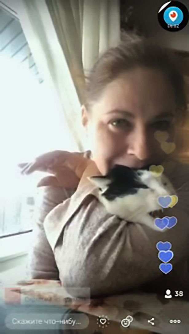 残忍！俄罗斯一女子直播虐猫 只为报复男友(视频)