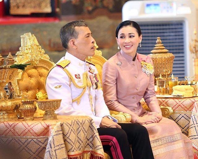 泰国诗琳通公主总算改变了？蓝裙配紫包玩撞色，褶皱太多显邋遢啊_王室