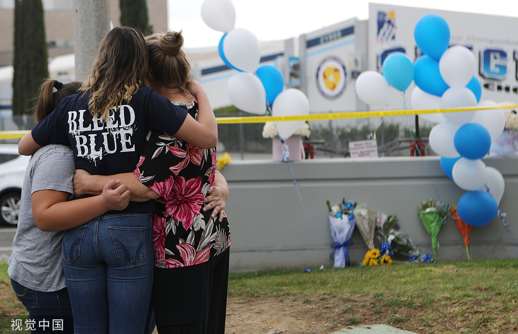 美国加州校园枪击案致2死4伤民众持续悼念遇难者
