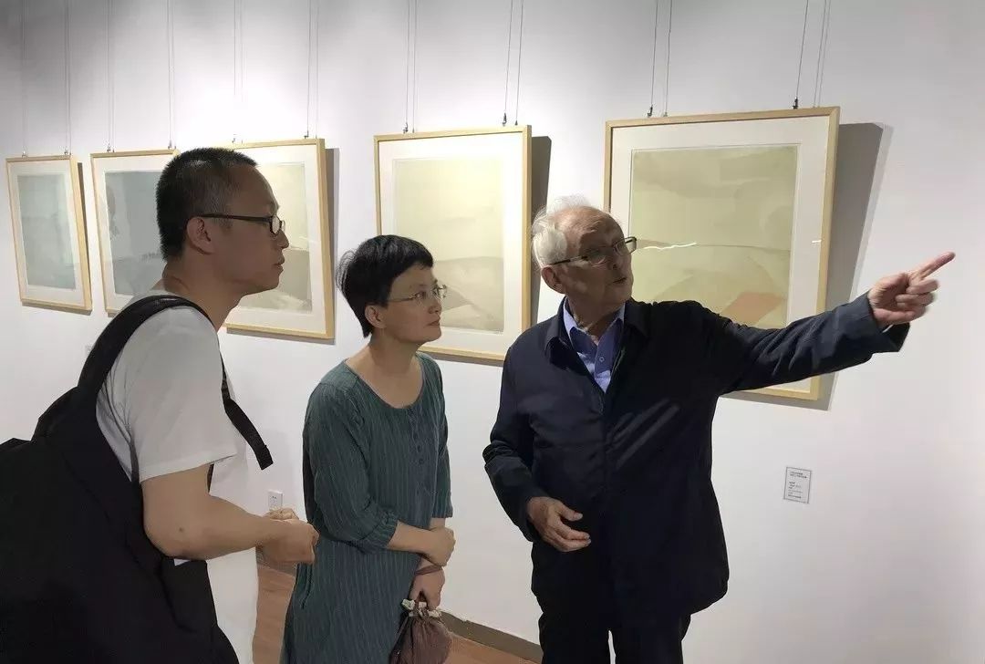 寇疆辉周云蓬-孔国桥展览现场▼中央美术学院文国璋教授观展厦门大学