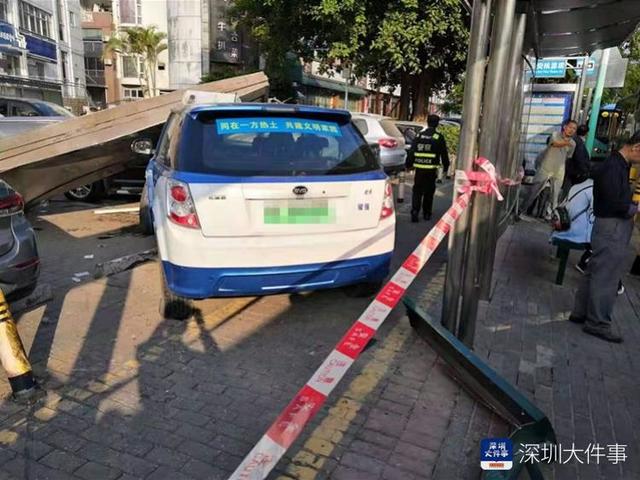 电动出租车失控撞断防撞柱，冲上深圳一公交站