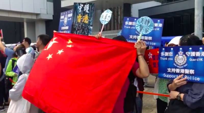 香港上千市民游行“撑警”，有母亲怀抱幼儿参加