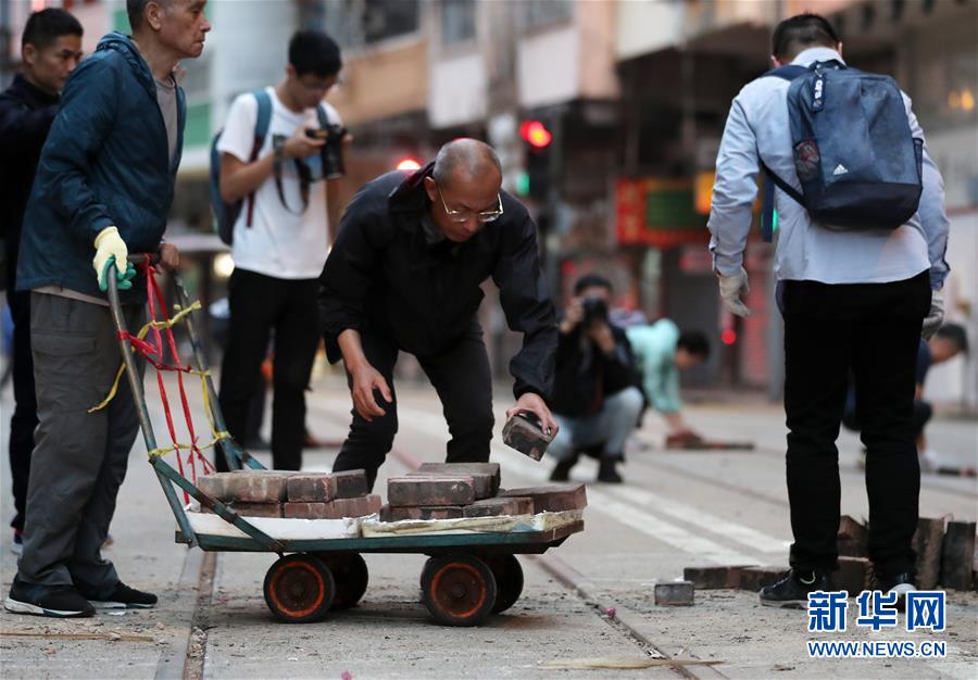 暖心！香港市民自发上街清路障：“他们再设 我