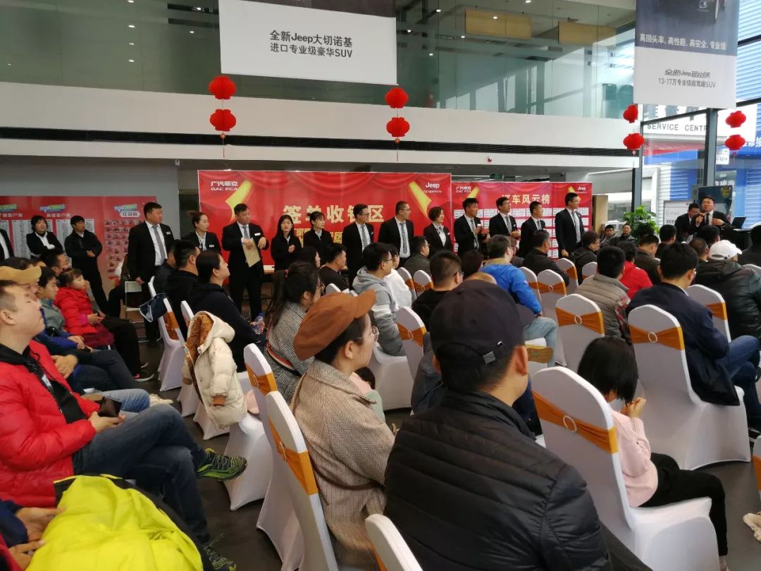 亲临现场店总贾泽琪先生和第一批摇奖中奖客户互动合影活动丰富多彩