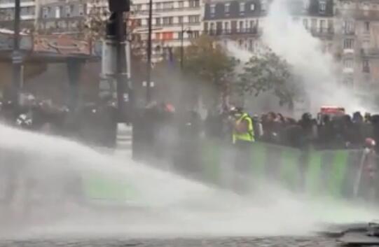 法国"黄马甲"暴力示威警方用水炮、催泪弹驱离