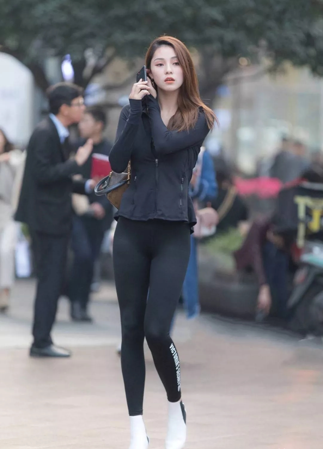 原创街拍美女,黑色瑜伽裤,尽显完美身材,吸引了路人眼光.